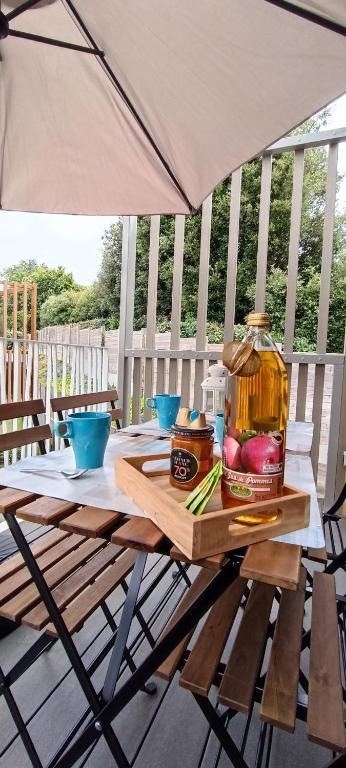 une table avec un pot de nourriture en plus dans l'établissement Les Hauts de Tanchet, à Château-dʼOlonne