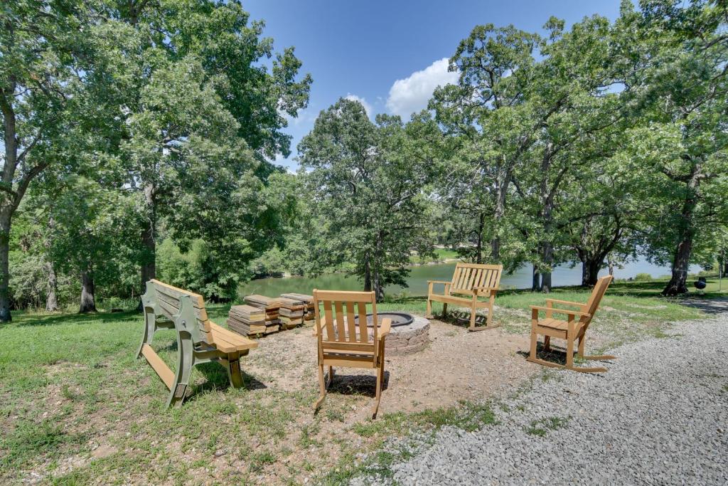 Kimberling CityにあるTable Rock Lake Apt with Community Dock and Fire Pits!の公園内の椅子・火炉