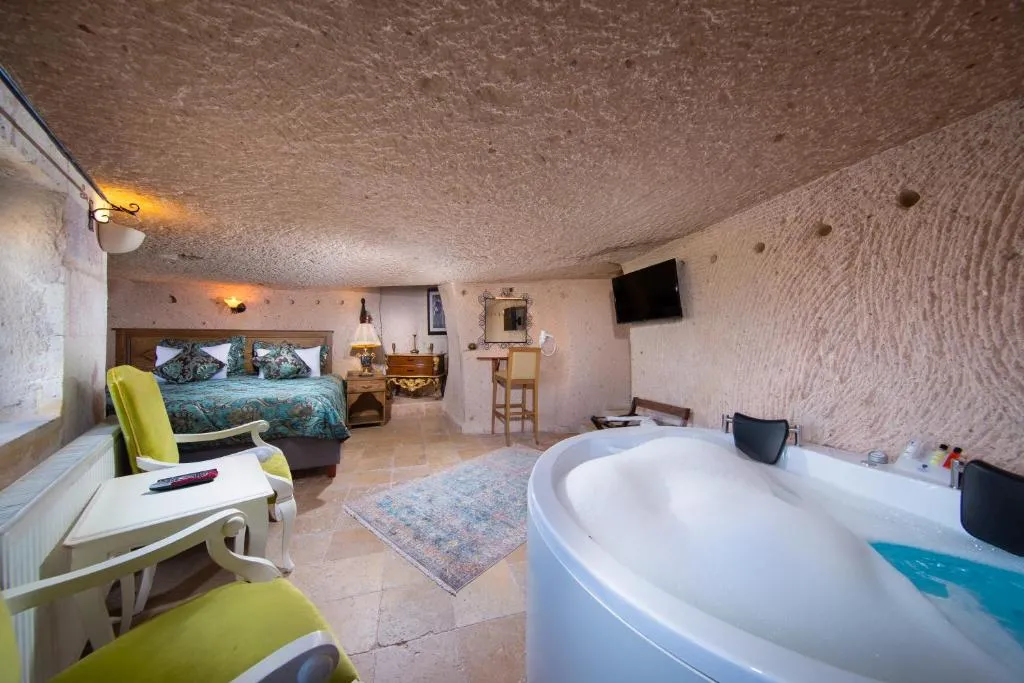 Imperial Cave Suite with Jaccuzi, Sauna, Balcony and Balloon View