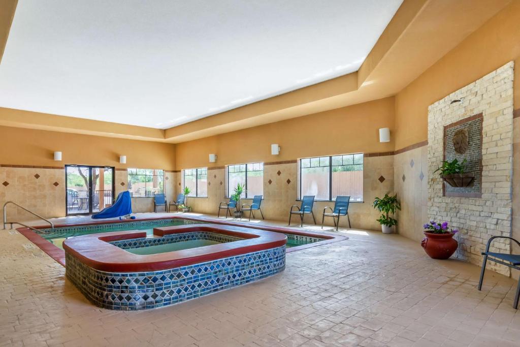 Bazén v ubytování Best Western Plus Lytle Inn and Suites nebo v jeho okolí
