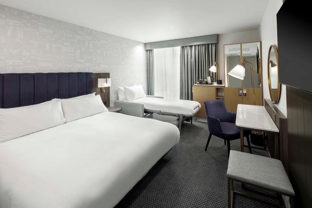 DoubleTree by Hilton Manchester Piccadilly - King Room With Sofa Bed - Disability Access