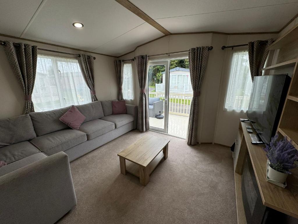 Imagen de la galería de Golden Palm Resort - The Blenheim Retreat - Coastal Caravan Breaks, en Chapel St. Leonards