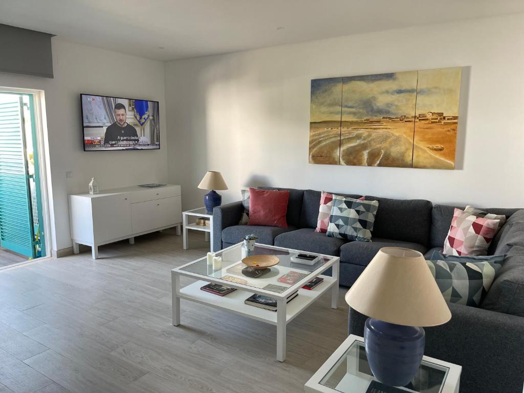 アルヴォルにあるPrainha-Innのソファとテーブルのあるリビングルーム