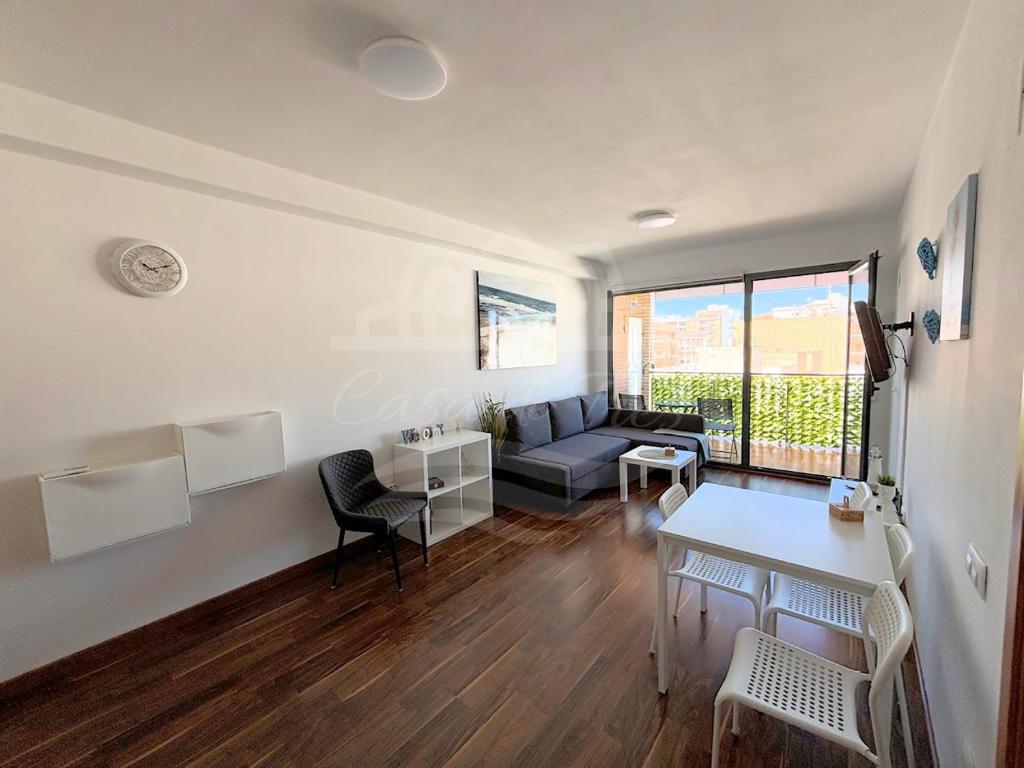 ein Wohnzimmer mit Sofa und Tisch in der Unterkunft Casa de Tres in Oliva