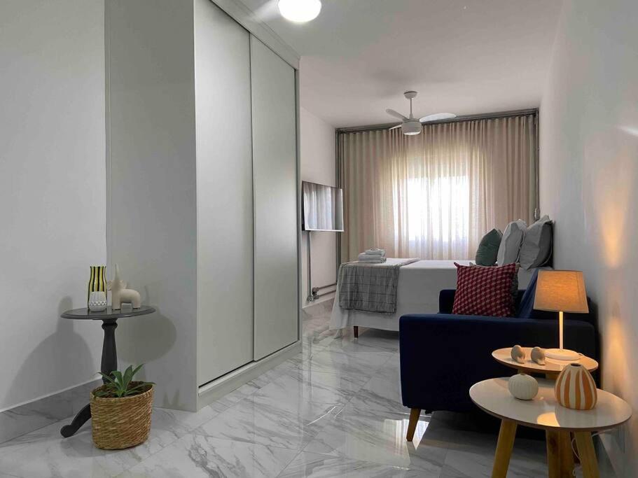 salon z niebieską kanapą i sypialnią w obiekcie DF73 Integrando Congonha Park Ibirapuera Hospital SP Unifesp w São Paulo