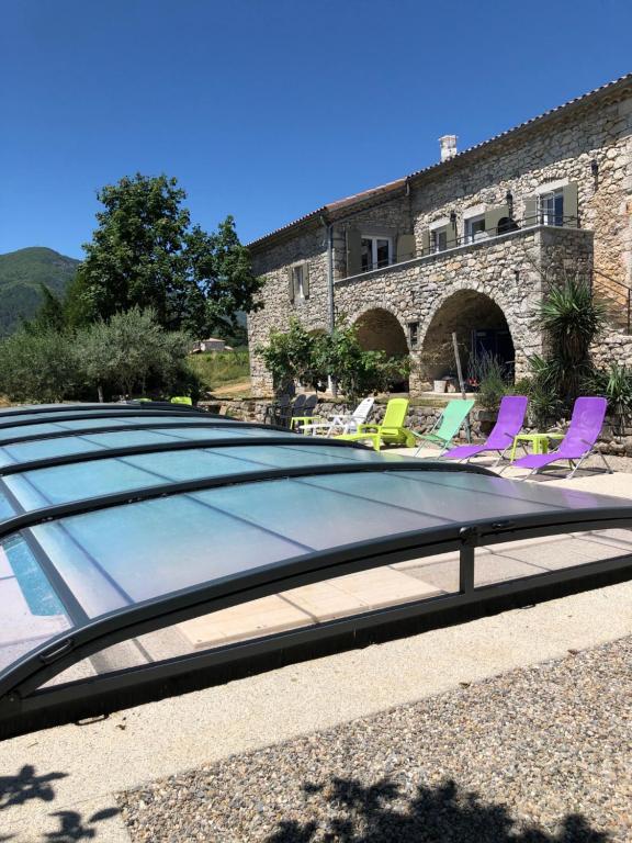 une piscine avec des chaises longues sur le toit dans l'établissement Kinsman sur Moment-Ardèche-com, aux Vans