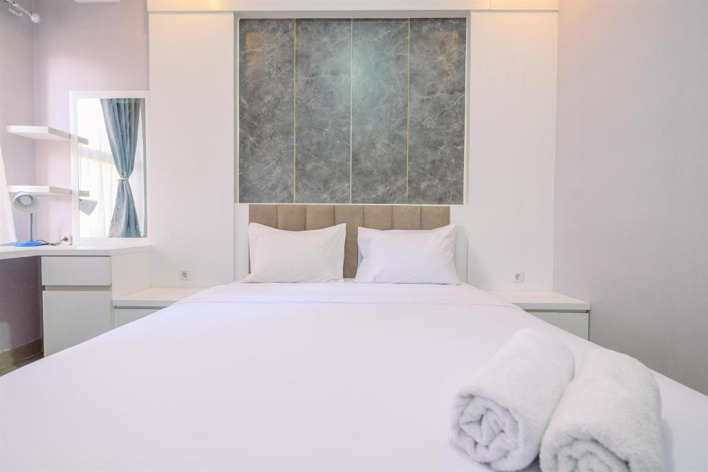 Ένα ή περισσότερα κρεβάτια σε δωμάτιο στο Best Deal and Comfortable Studio at Transpark Cibubur Apartment near Mall By Travelio