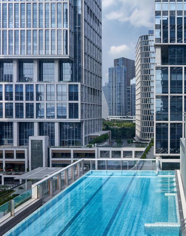Bazén v ubytování Jen Shenzhen Qianhai By Shangri-La nebo v jeho okolí