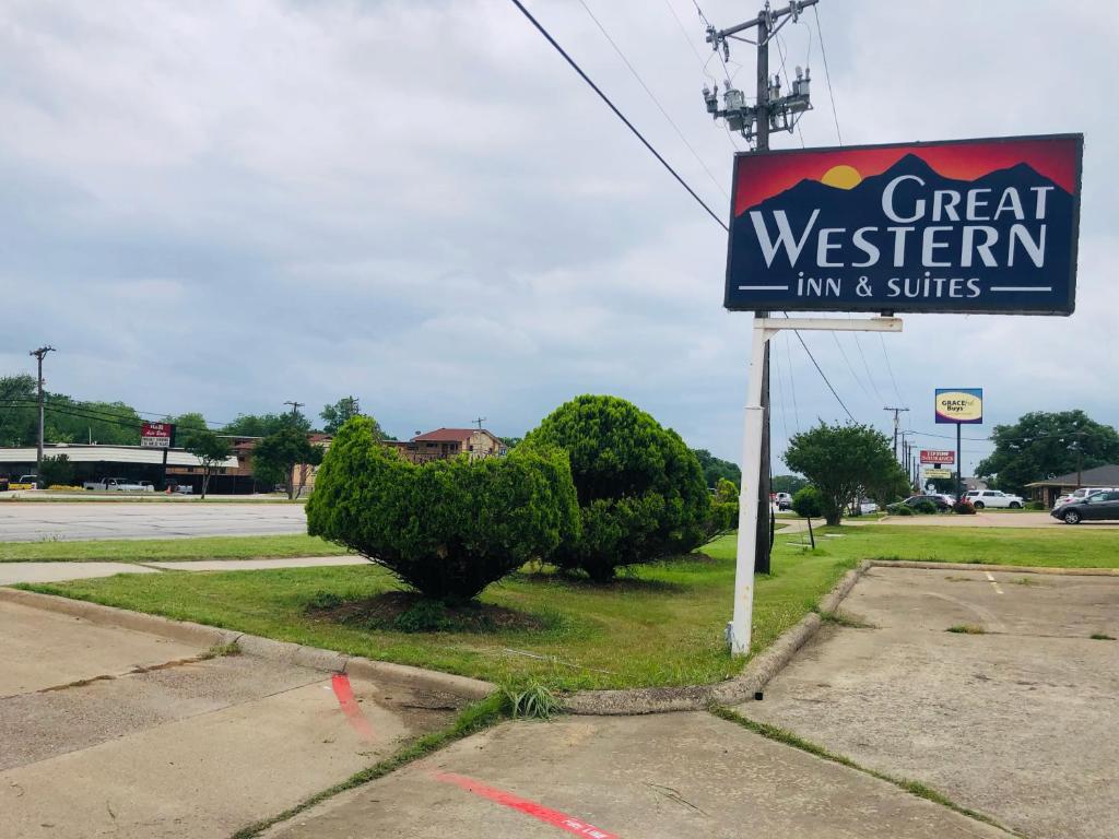 un panneau pour une auberge et des suites Great Western dans l'établissement Great Western Inn & Suites, à Euless
