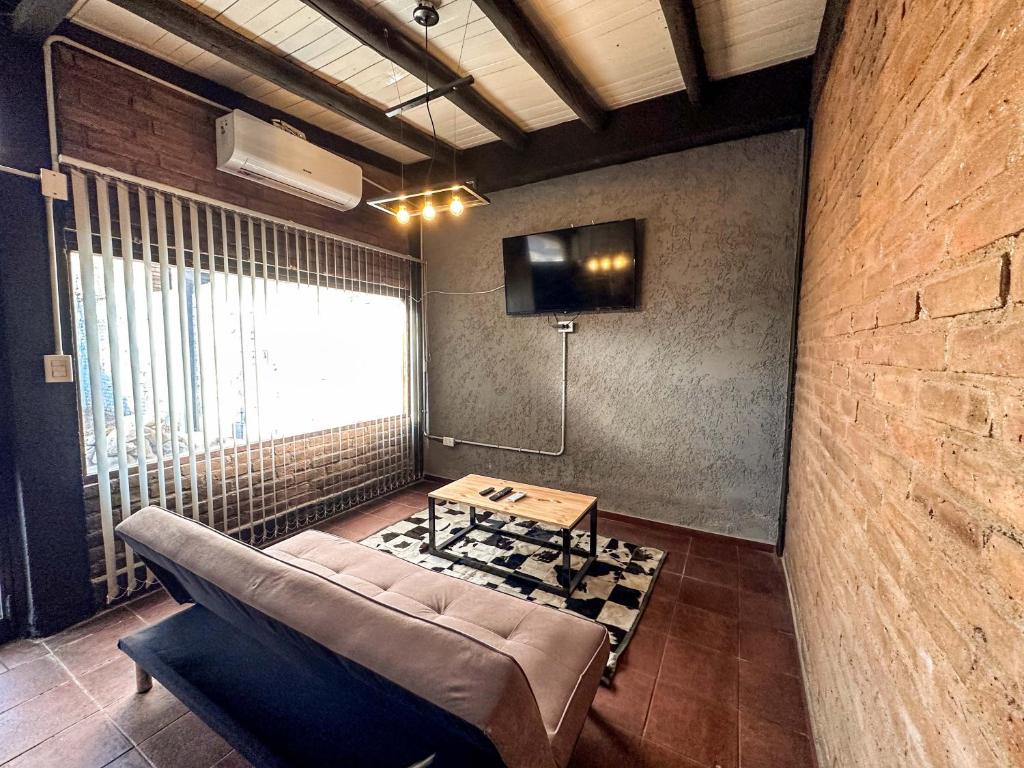 a living room with a couch and a table at Casa Céntrica Ideal Familias Estacionamiento para 3 vehículos Ubicación Premium in La Cieneguita