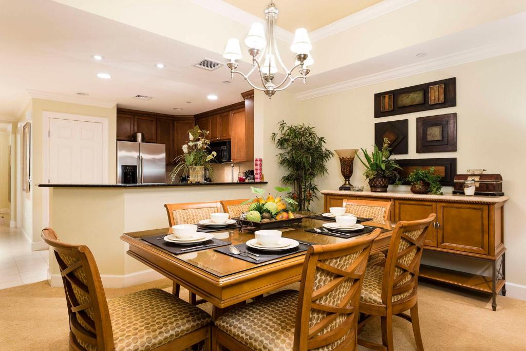een keuken en eetkamer met een tafel en stoelen bij Serenity Apt - Tranquil and Cozy Orlando Apartment in Kissimmee