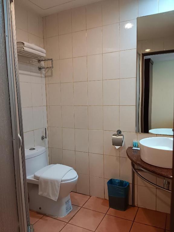 Koupelna v ubytování Gaya Centre Hotel