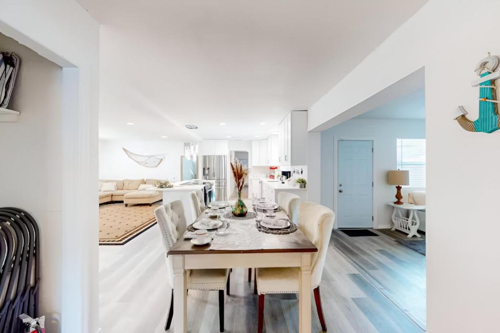 Posezení v ubytování Spacious Clearwater Vacation House Pet Friendly Fire Pit Close to Beaches Parks Spa Ballparks Ruth Eckerd Hall