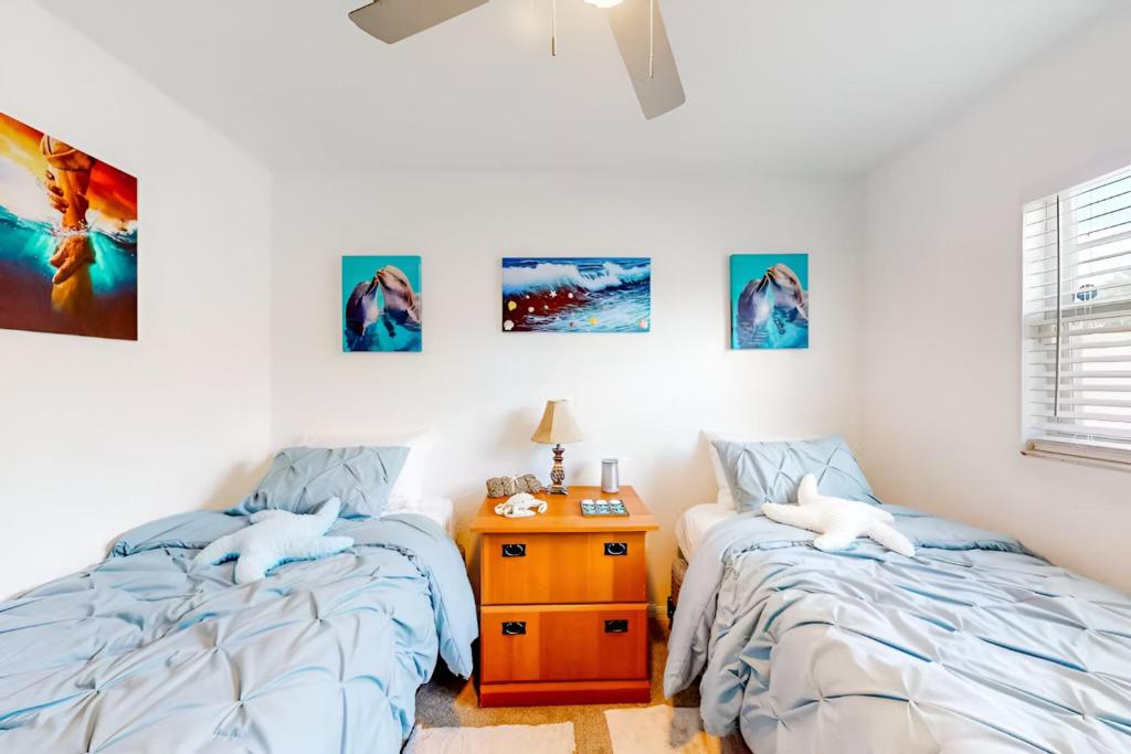 Postel nebo postele na pokoji v ubytování Spacious Clearwater Vacation House Pet Friendly Fire Pit Close to Beaches Parks Spa Ballparks Ruth Eckerd Hall