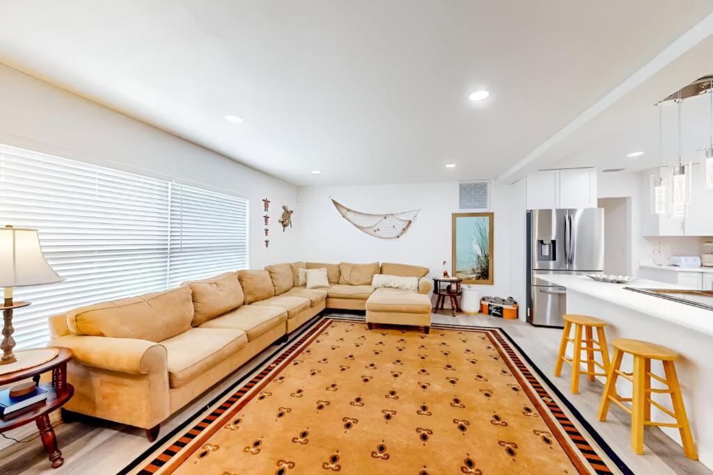 Posezení v ubytování Spacious Clearwater Vacation House Pet Friendly Fire Pit Close to Beaches Parks Spa Ballparks Ruth Eckerd Hall