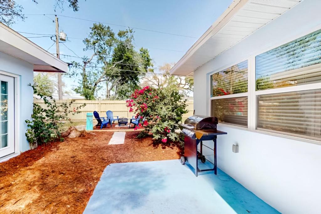 Balkón nebo terasa v ubytování Spacious Clearwater Vacation House Pet Friendly Fire Pit Close to Beaches Parks Spa Ballparks Ruth Eckerd Hall