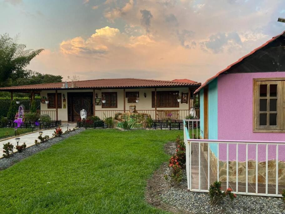 una casa con una casa rosa e viola di finca mi refugio a La Tebaida