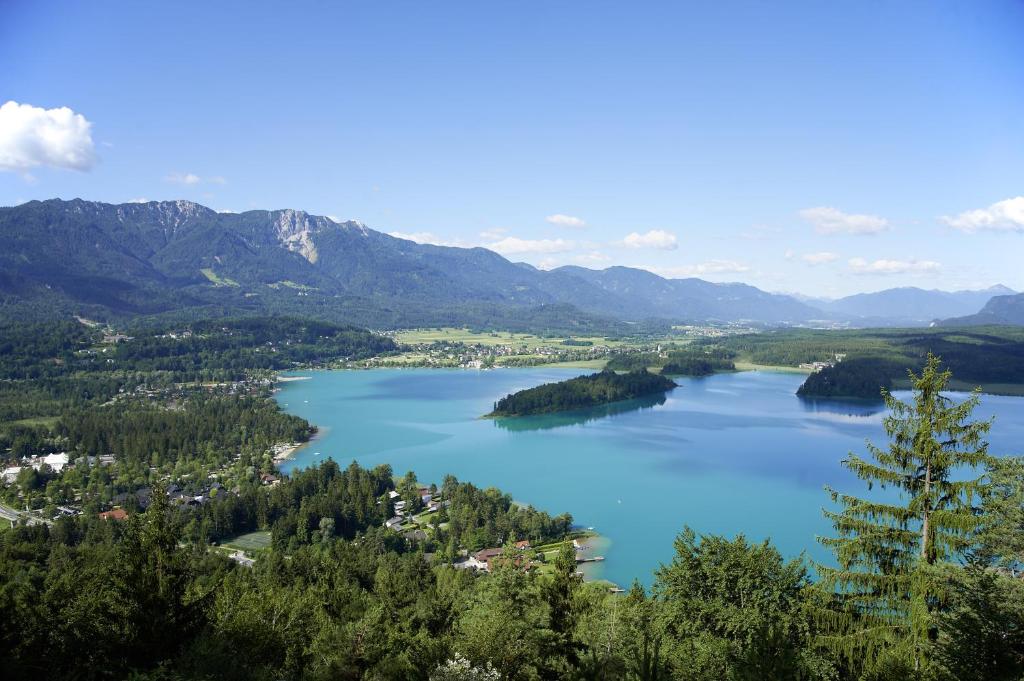 una vista di un lago in montagna di Haus Bärnthaler a Faak am See