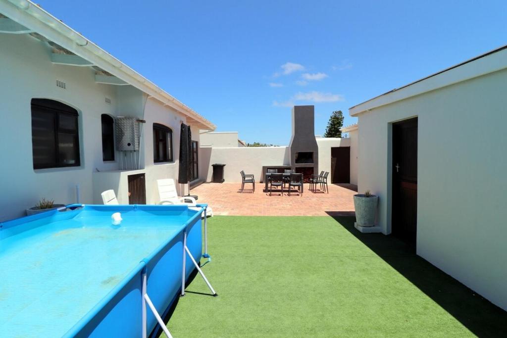 - un billard dans l'arrière-cour d'une maison dans l'établissement Naude House In Struisbaai, à Struisbaai