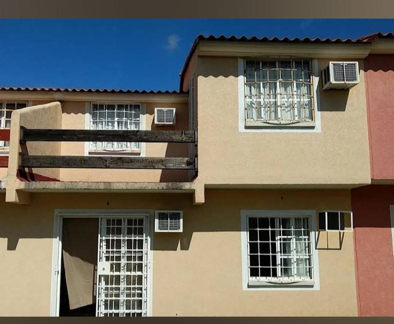 Un grand bâtiment avec des fenêtres et un balcon est disponible. dans l'établissement Casa Victor Manuel, à La Sabana