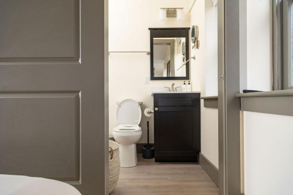 Luxury Multi-unit Historic Building Near Downtown - Appartamento Con Balcone