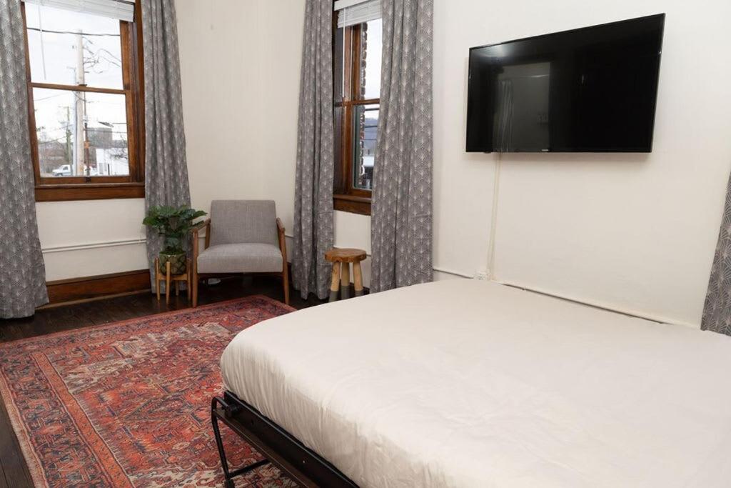 Luxury Multi-unit Historic Building Near Downtown - Deluxe Studio