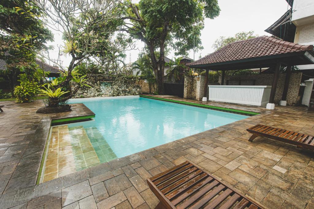Bazén v ubytování Sari Bunga Hotel Legian Kuta Bali nebo v jeho okolí