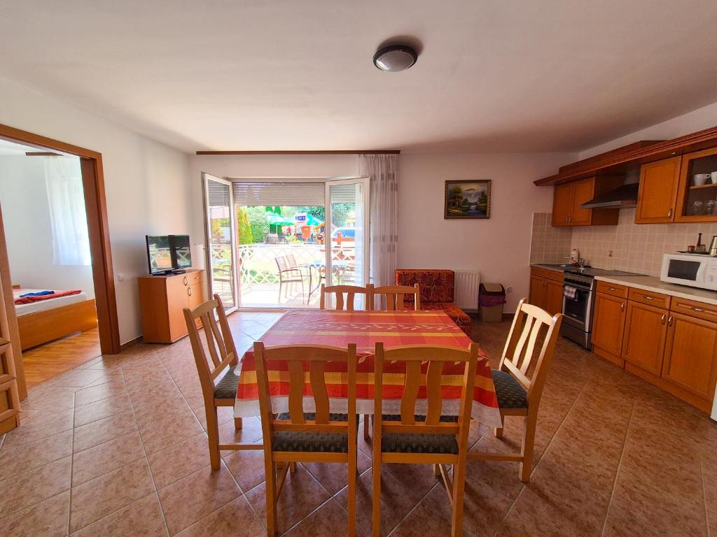 Kuchyňa alebo kuchynka v ubytovaní Ildiko Apartmanhaz