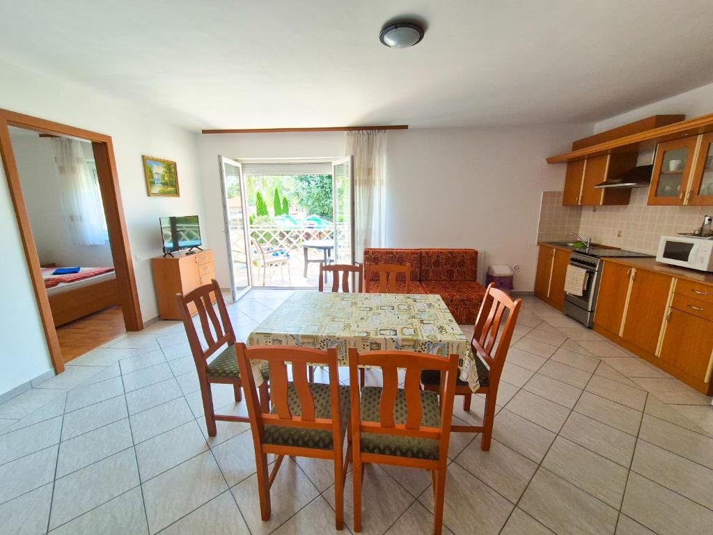 Kuchyňa alebo kuchynka v ubytovaní Ildiko Apartmanhaz