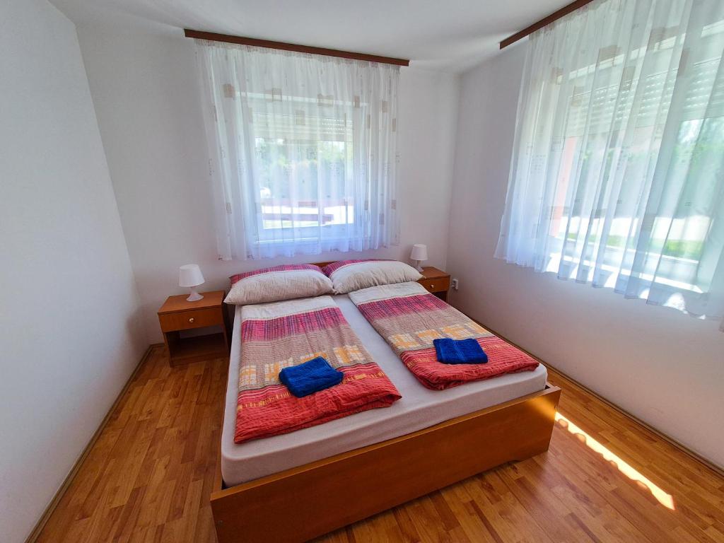 Posteľ alebo postele v izbe v ubytovaní Ildiko Apartmanhaz