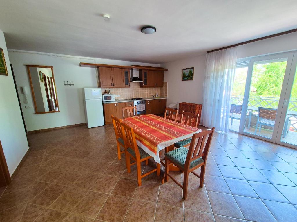Kuchyňa alebo kuchynka v ubytovaní Ildiko Apartmanhaz