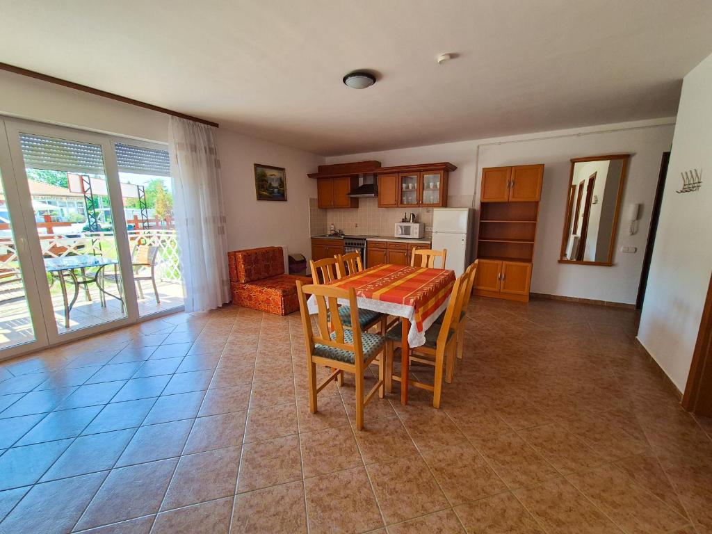 Kuchyňa alebo kuchynka v ubytovaní Ildiko Apartmanhaz