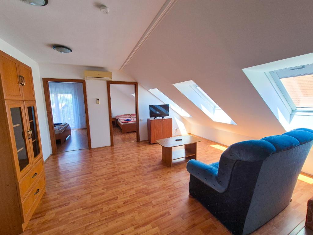 Televízia a/alebo spoločenská miestnosť v ubytovaní Ildiko Apartmanhaz