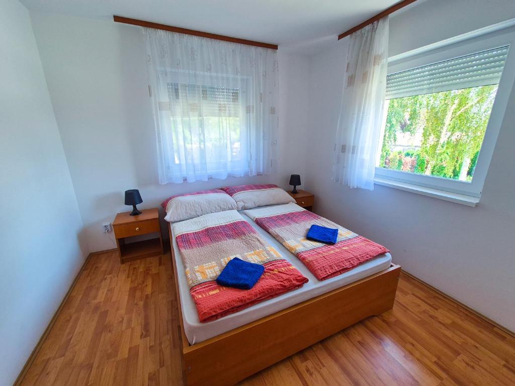 Posteľ alebo postele v izbe v ubytovaní Ildiko Apartmanhaz