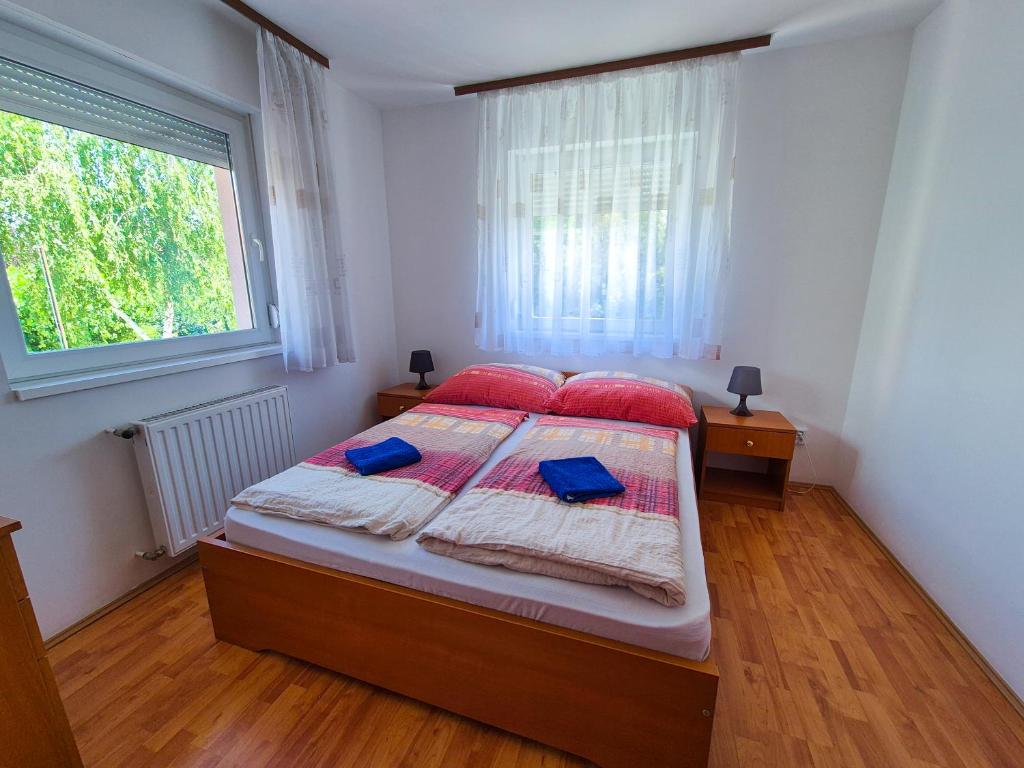 Posteľ alebo postele v izbe v ubytovaní Ildiko Apartmanhaz