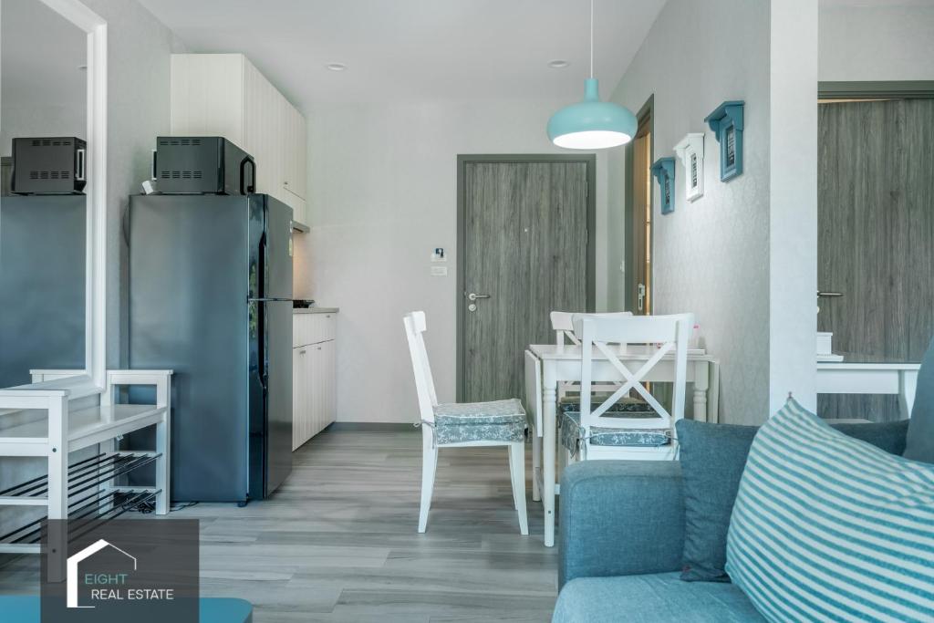 Kuchyň nebo kuchyňský kout v ubytování Studio Apartment by the Sea E413