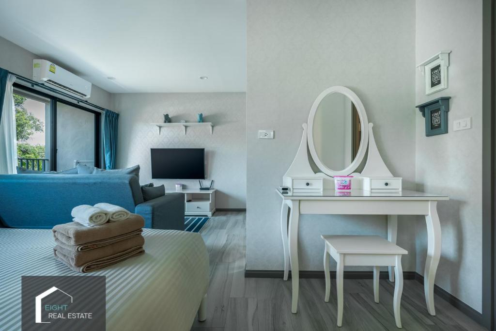 TV a/nebo společenská místnost v ubytování Studio Apartment by the Sea E413
