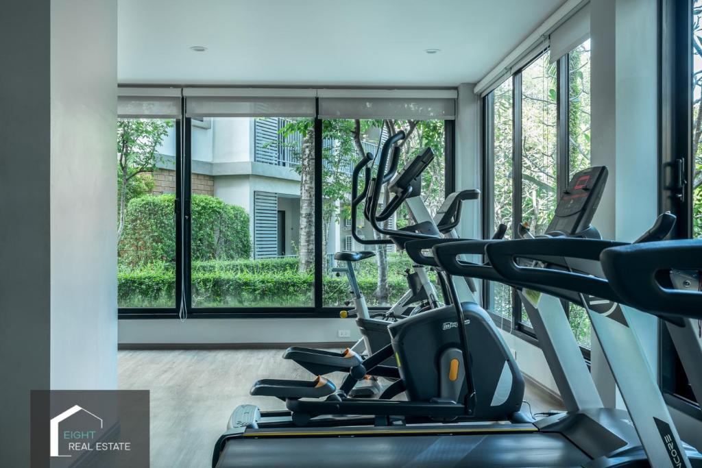 Fitness centrum a/nebo fitness zařízení v ubytování Studio Apartment by the Sea E413