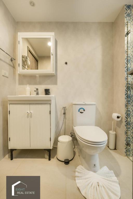 Koupelna v ubytování Studio Apartment by the Sea E413