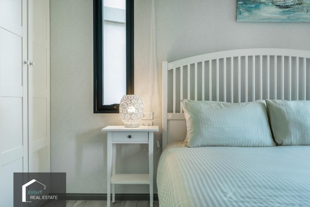Postel nebo postele na pokoji v ubytování Studio Apartment by the Sea E413