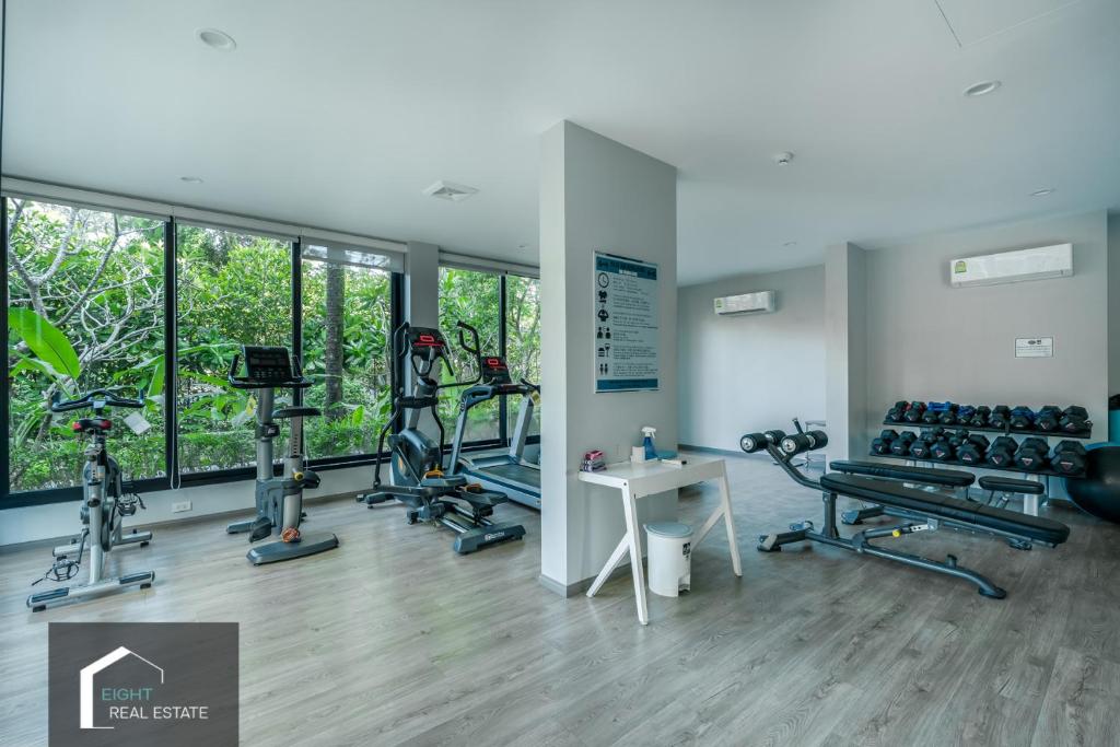 Fitness centrum a/nebo fitness zařízení v ubytování Studio Apartment by the Sea E413