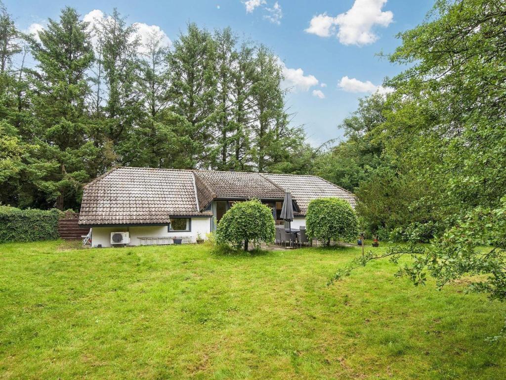 une maison dans un champ avec une cour dans l'établissement 8 person holiday home in Oksbøl-By Traum, à Oksbøl