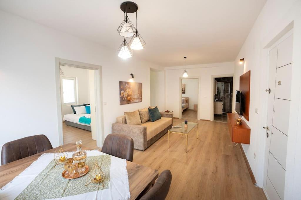 salon ze stołem i kanapą w obiekcie New Apartment in quiet area no 1 w mieście Bitola