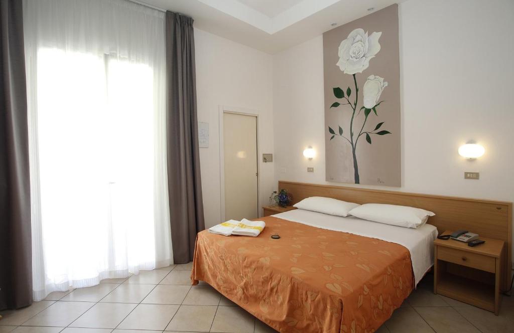 Postel nebo postele na pokoji v ubytování Hotel Villa dei Fiori - sul mare con piscina