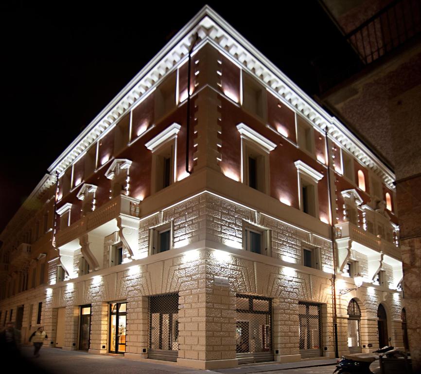 ein großes Gebäude mit Lichtern in der Nacht in der Unterkunft Le Camp Suite & Spa in Padua