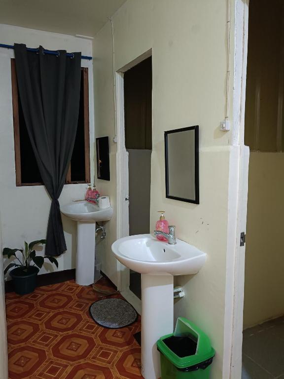 Koupelna v ubytování Aloha Hostel Siargao