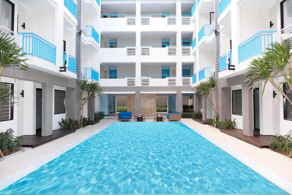 Bazén v ubytování Bloo Bali Hotel nebo v jeho okolí