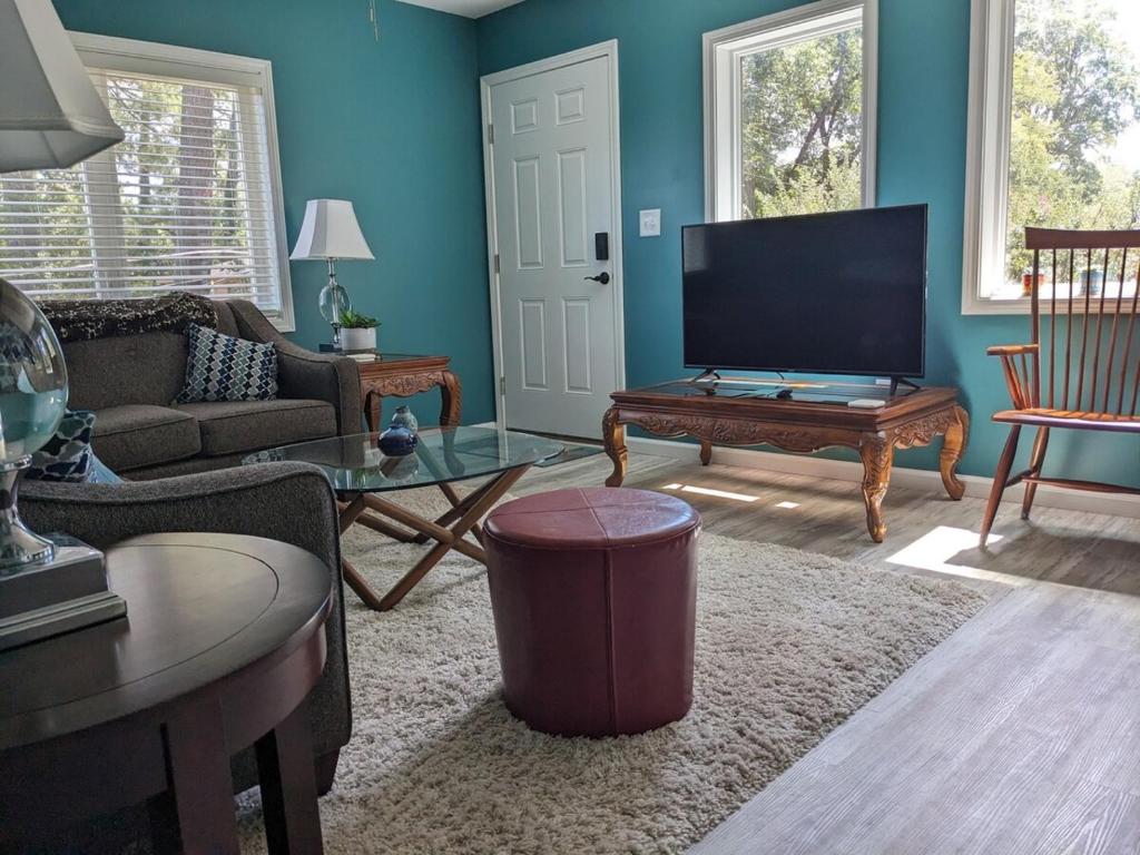 ダーラムにあるRobin's Nest 2br At Duke Regionalのソファとテレビのあるリビングルーム
