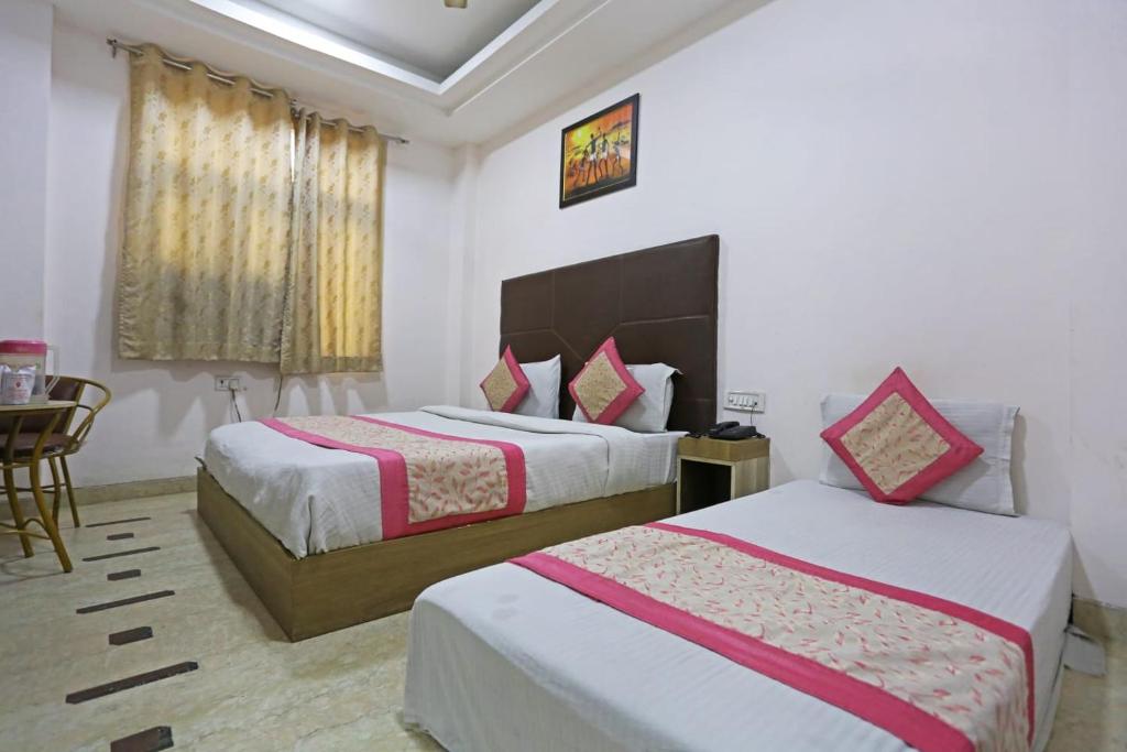 Postel nebo postele na pokoji v ubytování Hotel Sterling Inn, New Delhi