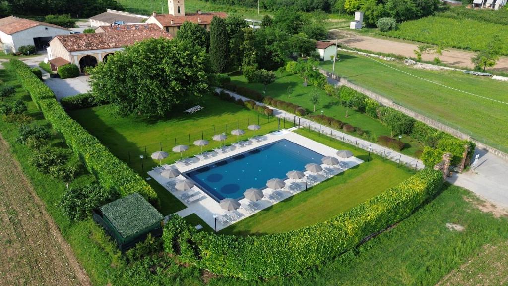 widok na dużą posiadłość z basenem w obiekcie Tenuta Le Sorgive Agriturismo w mieście Solferino